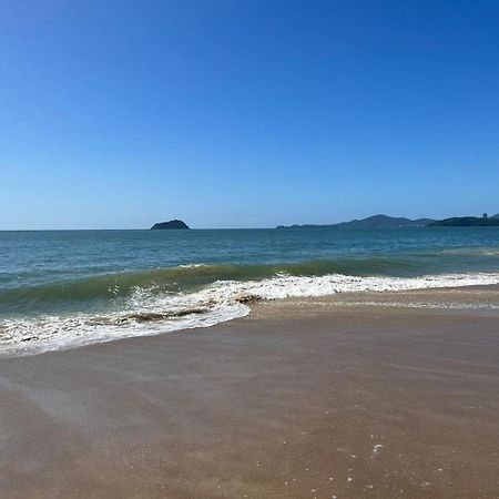 Apê estilo Resort c/ pé na areia e vista mar, próximo ao Beto Carrero Piçarras Exterior foto