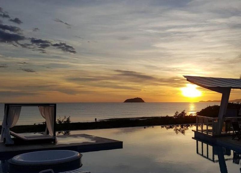 Apê estilo Resort c/ pé na areia e vista mar, próximo ao Beto Carrero Piçarras Exterior foto