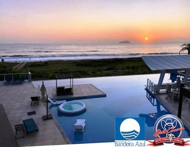Apê estilo Resort c/ pé na areia e vista mar, próximo ao Beto Carrero Piçarras Exterior foto