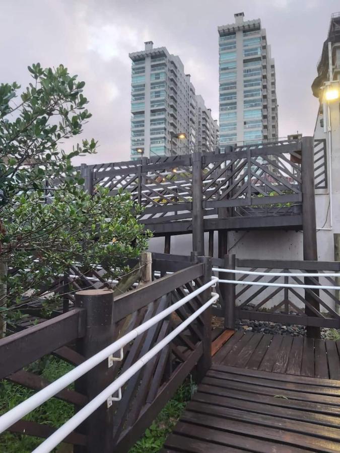 Apê estilo Resort c/ pé na areia e vista mar, próximo ao Beto Carrero Piçarras Exterior foto