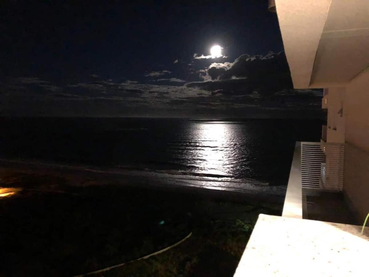 Apê estilo Resort c/ pé na areia e vista mar, próximo ao Beto Carrero Piçarras Exterior foto