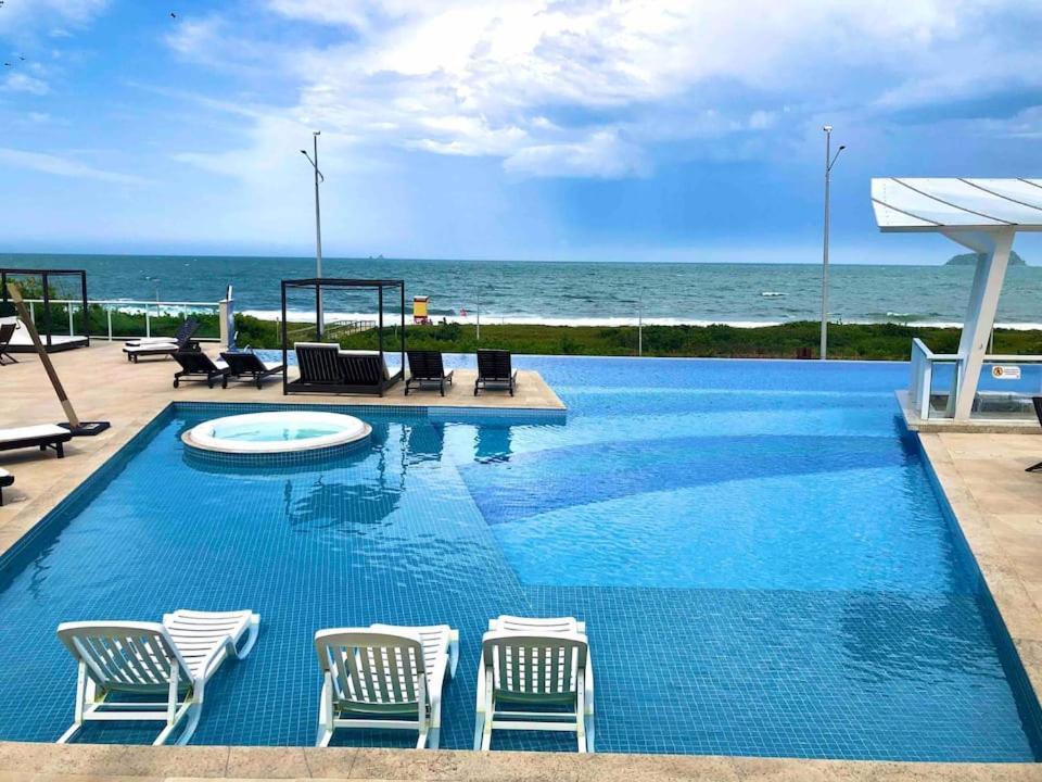 Apê estilo Resort c/ pé na areia e vista mar, próximo ao Beto Carrero Piçarras Exterior foto