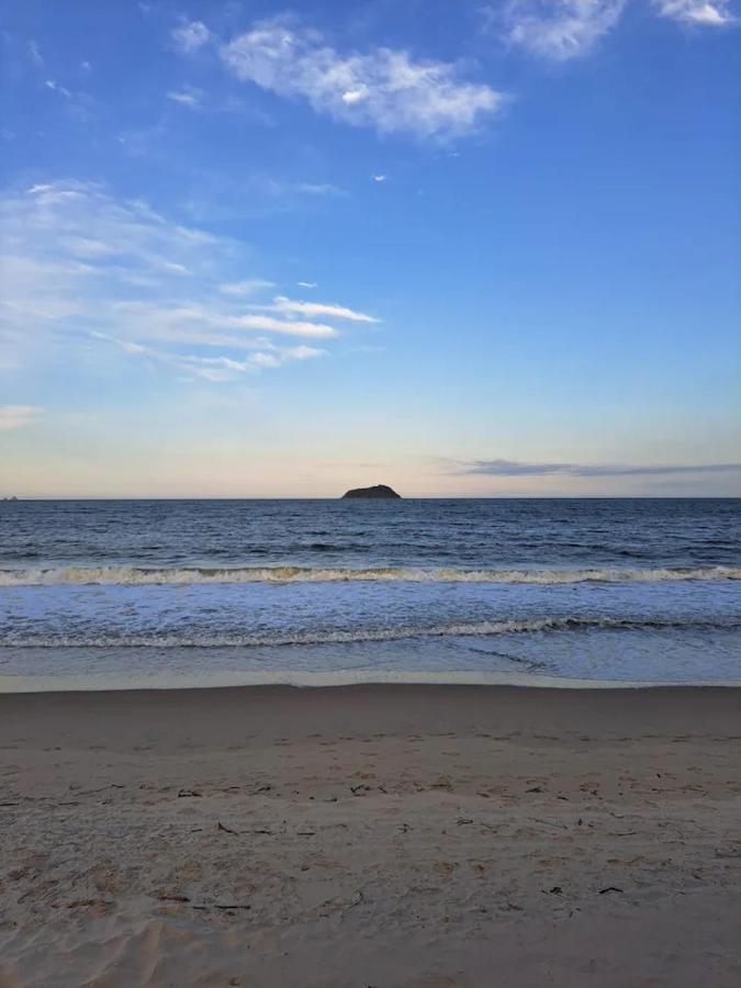 Apê estilo Resort c/ pé na areia e vista mar, próximo ao Beto Carrero Piçarras Exterior foto