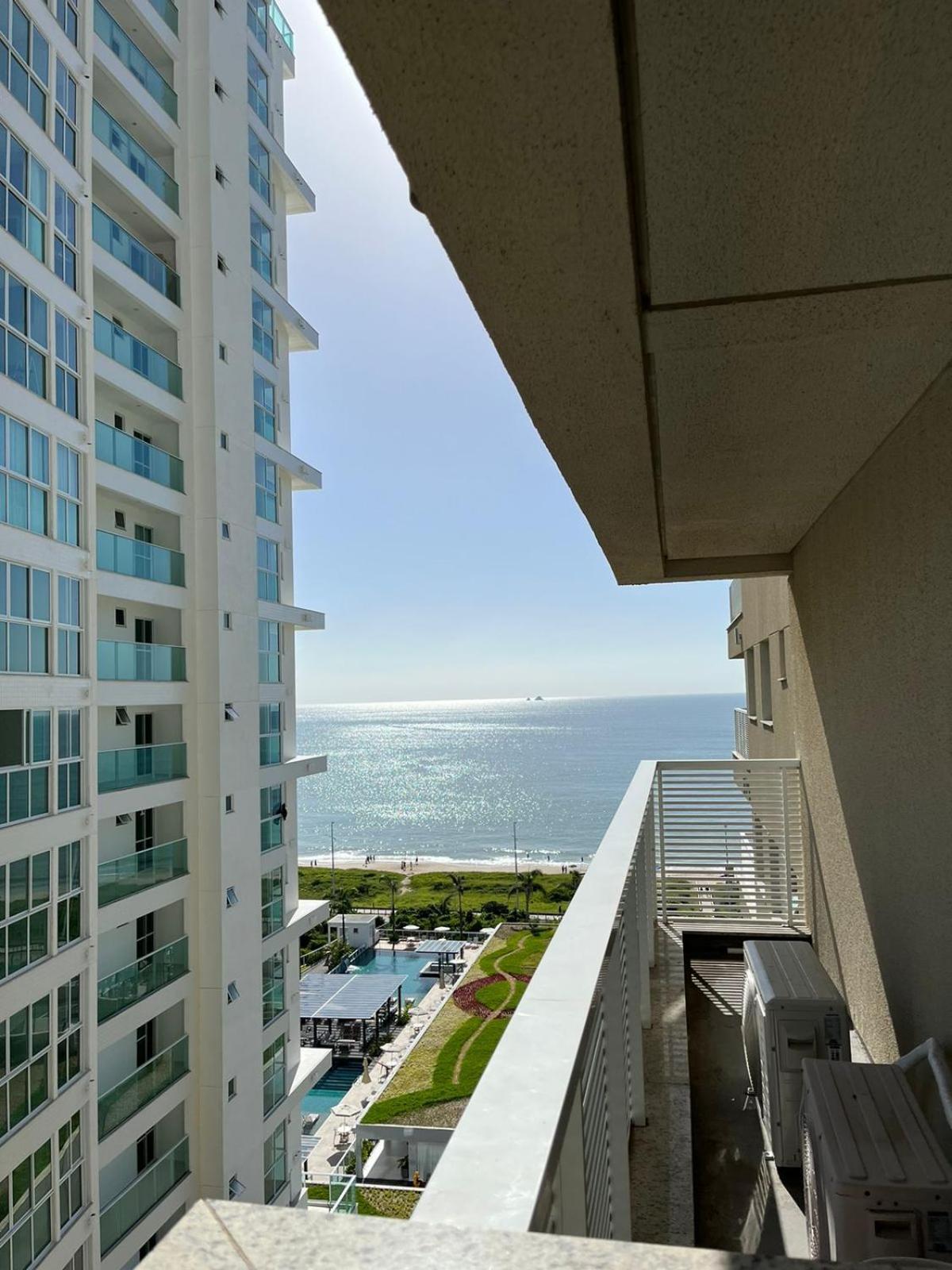 Apê estilo Resort c/ pé na areia e vista mar, próximo ao Beto Carrero Piçarras Exterior foto