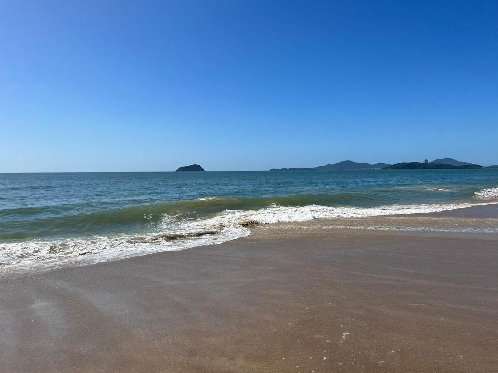 Apê estilo Resort c/ pé na areia e vista mar, próximo ao Beto Carrero Piçarras Exterior foto