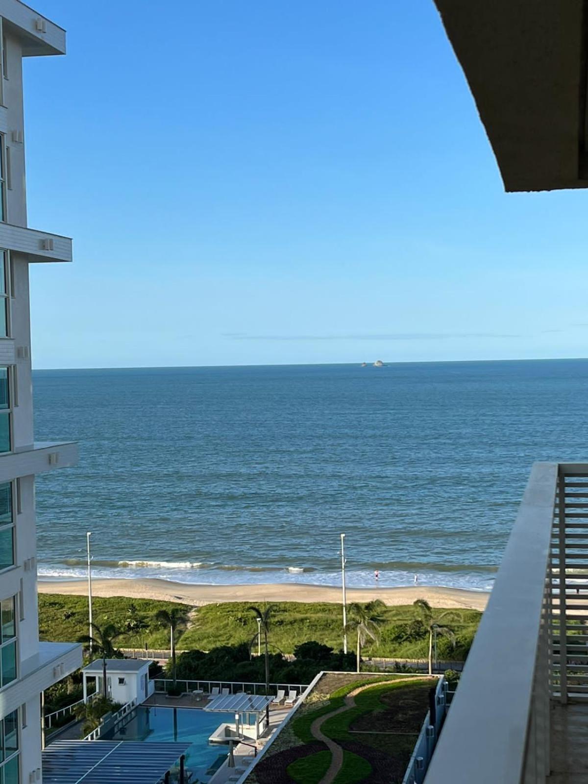 Apê estilo Resort c/ pé na areia e vista mar, próximo ao Beto Carrero Piçarras Exterior foto